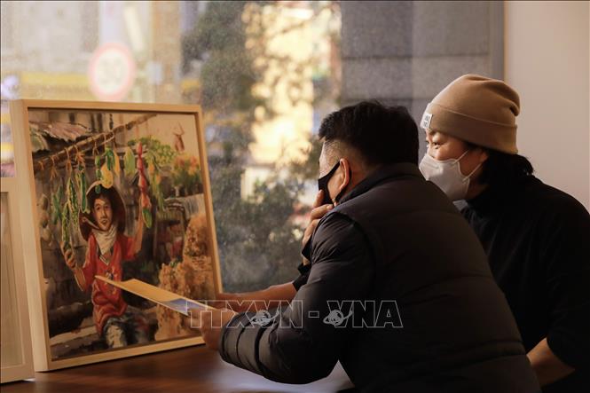 Korean teacher’s impressive exhibition of paintings about Vietnamese country and people